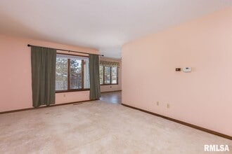 3835 Prairie Ln in Bettendorf, IA - Building Photo - Building Photo