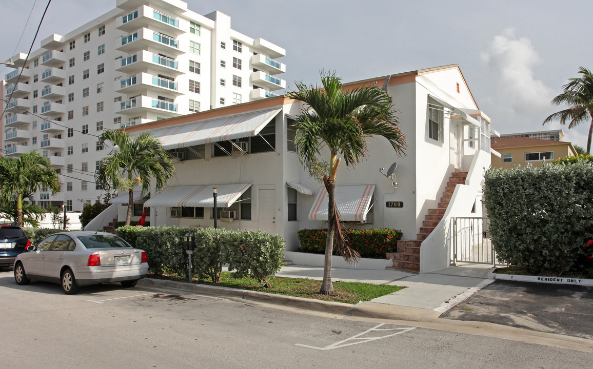 1700 S Surf Rd in Hollywood, FL - Building Photo