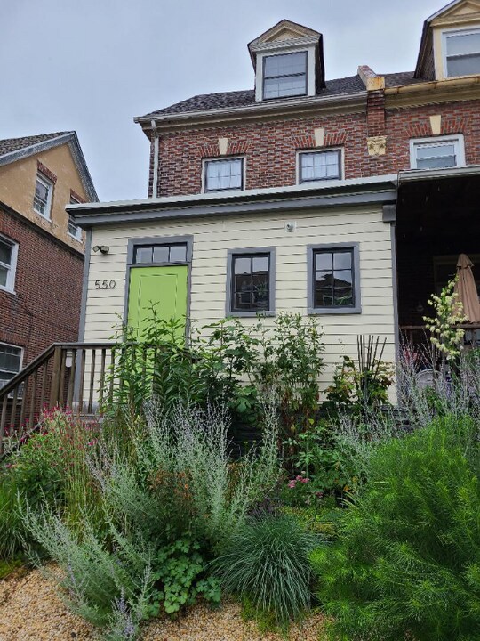 550 E Washington Ln in Philadelphia, PA - Foto de edificio