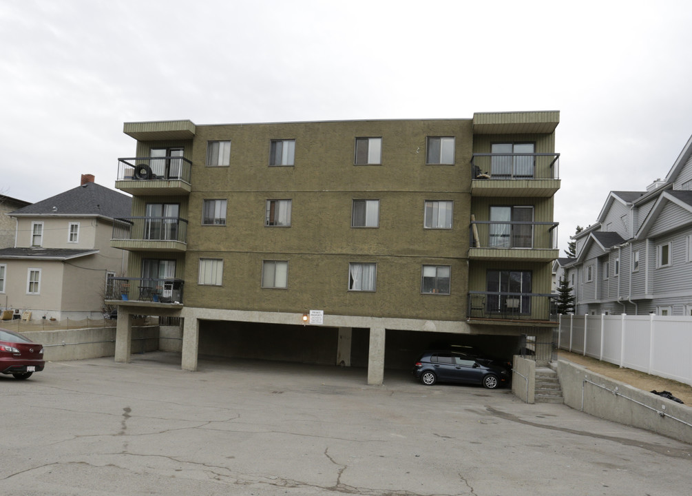 Sandpiper Condominiums in Calgary, AB - Building Photo