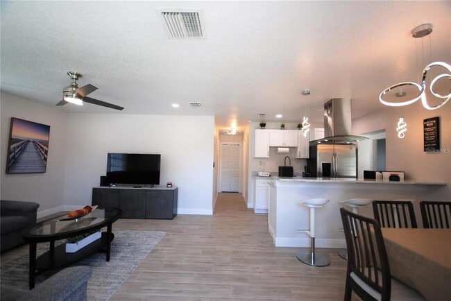 6515 La Mesa Cir in Tampa, FL - Building Photo - Building Photo