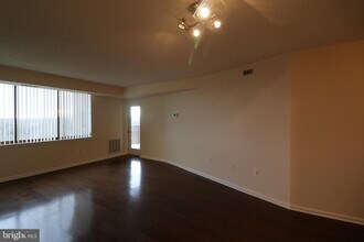 10101 Grosvenor Pl in Rockville, MD - Building Photo - Building Photo