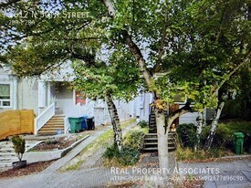 1612 N 50th St in Seattle, WA - Building Photo