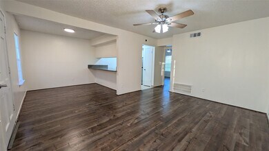 3131 Southwest Fwy in Houston, TX - Foto de edificio - Building Photo