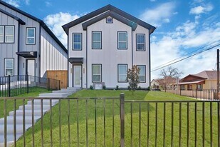 302 E 7th St in Dallas, TX - Building Photo