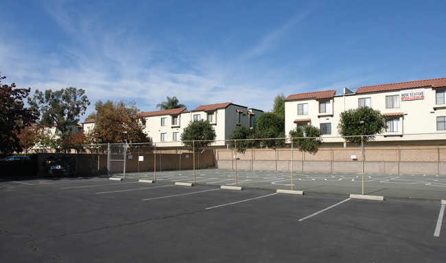 Las Brisas Apartments in Upland, CA - Foto de edificio - Building Photo