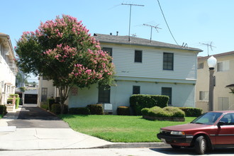 Dickens Courtyard 8 in Sherman Oaks, CA - Building Photo - Building Photo