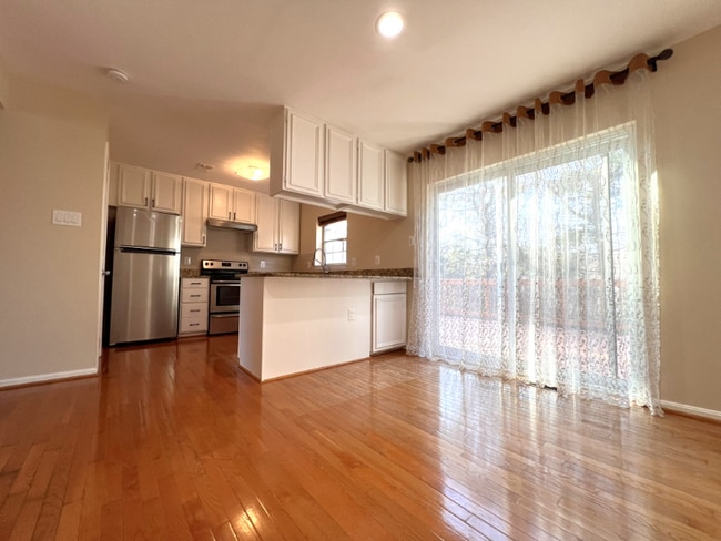 9894 Burke Pond Ct in Burke, VA - Foto de edificio - Building Photo