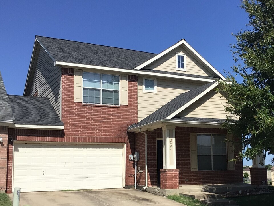 2623 Basswood Dr in Grand Prairie, TX - Foto de edificio