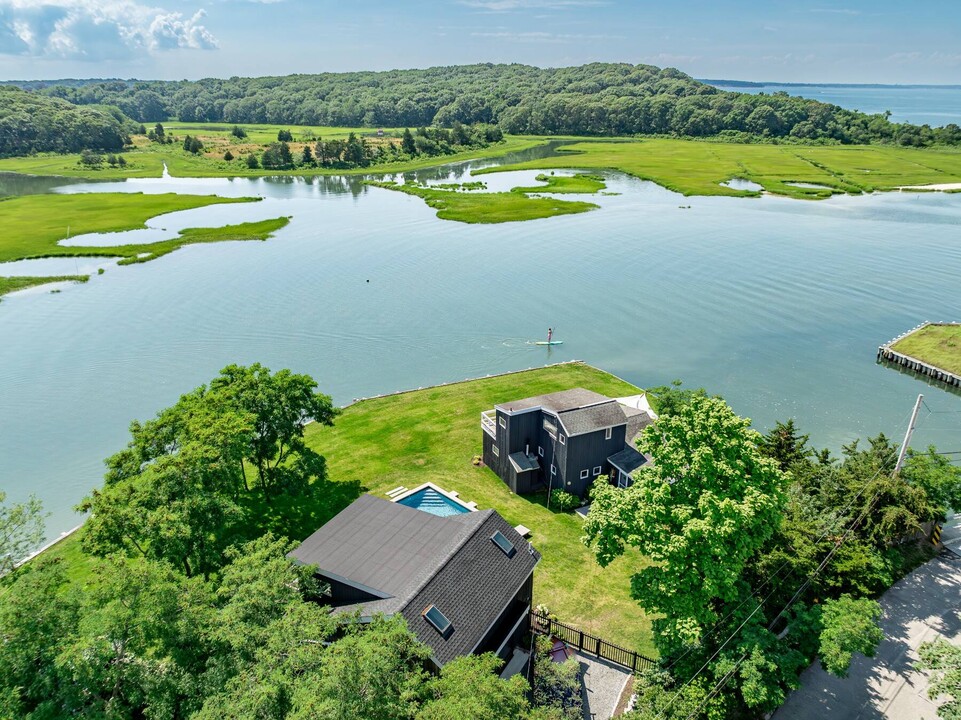 308 Towd Point Rd in Southampton, NY - Building Photo