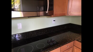 1008 NE 11th St - Side Unit, Unit 1008 Side Unit in Fort Lauderdale, FL - Foto de edificio - Building Photo