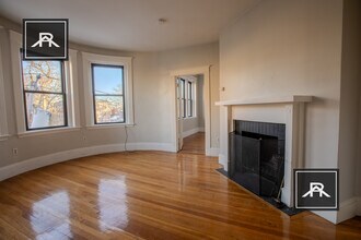 52 Cummings Rd, Unit 4 in Boston, MA - Foto de edificio - Building Photo