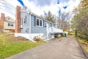 32 Marshall St in Windsor, CT - Building Photo