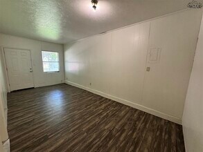 109 Wood Cir in Iowa Park, TX - Building Photo - Building Photo
