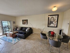 4200 Hillcrest Dr in Hollywood, FL - Building Photo - Building Photo