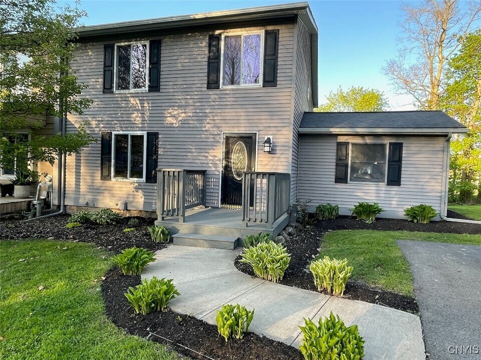 10 Pond Path in Oswego, NY - Building Photo