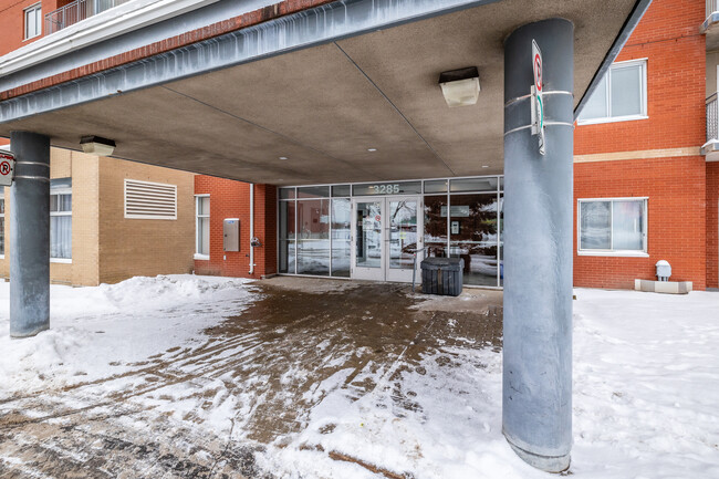 Manoir des Châteaux/Manoir Marc-Perron in Laval, QC - Building Photo - Building Photo