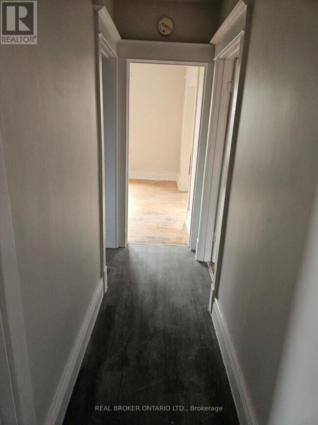 985 Main St E in Hamilton, ON - Building Photo - Building Photo