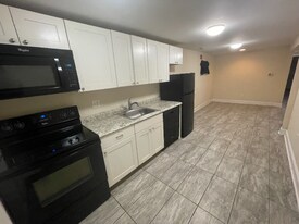 1525 W Girard Ave in Philadelphia, PA - Building Photo