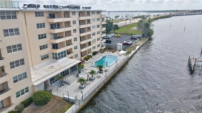 1766 Cape Coral Pkwy E in Cape Coral, FL - Foto de edificio - Building Photo