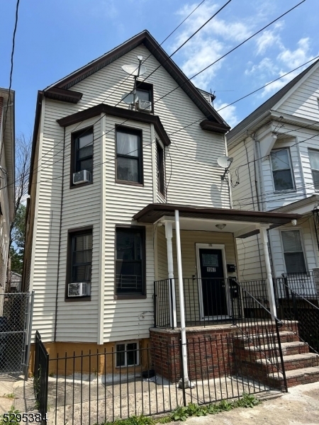 1067 Bond St in Elizabeth, NJ - Building Photo