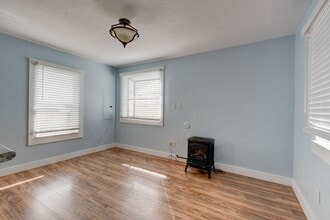 1210 SE Pioneer Way in Oak Harbor, WA - Building Photo - Building Photo