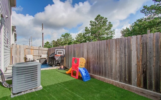 1221 W Tidwell Rd in Houston, TX - Foto de edificio - Building Photo