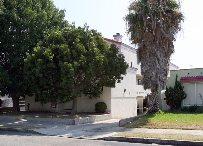 11708 Menlo Ave in Hawthorne, CA - Foto de edificio - Building Photo