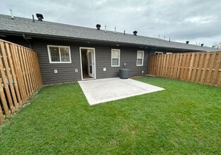 Eastside Village Townhomes in Sault Ste Marie, ON - Building Photo - Building Photo