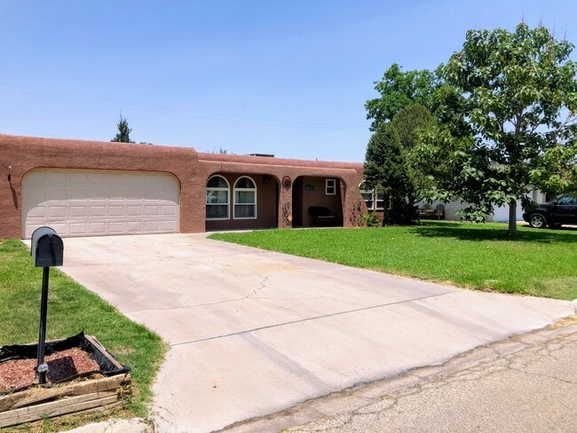 property at 1424 N Country Club Cir