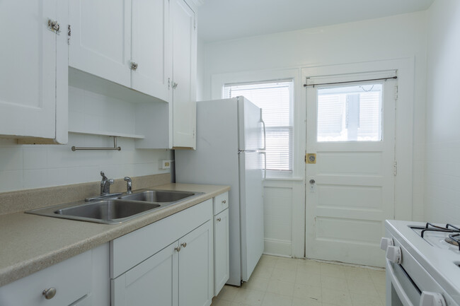 Clifton Blvd. Apartments in Lakewood, OH - Building Photo - Interior Photo