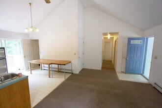 406 South Eagleville Road in Mansfield, CT - Foto de edificio - Building Photo