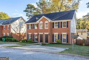 5232 Ridge Forest Dr in Stone Mountain, GA - Building Photo