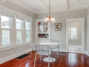 5525 NE Everett St in Portland, OR - Foto de edificio - Building Photo