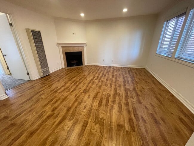 3529 E Broadway in Long Beach, CA - Building Photo - Building Photo