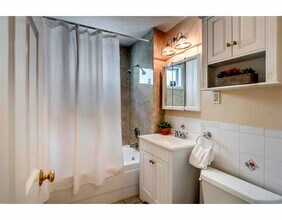 275 Medford St, Unit 1 in Somerville, MA - Foto de edificio - Building Photo