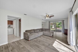 4280 Island Cir in Ft. Myers, FL - Foto de edificio - Building Photo