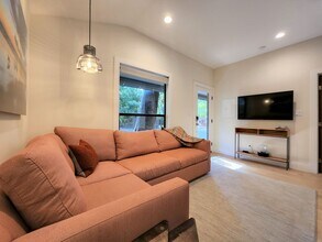 73 Parkwood Dr in Atherton, CA - Building Photo - Building Photo