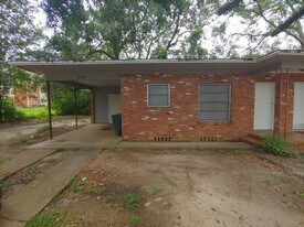 2619 Mission Rd in Tallahassee, FL - Building Photo