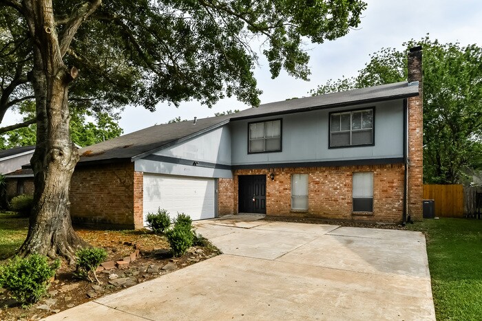 2111 Mustang Springs Dr in Missouri City, TX - Building Photo