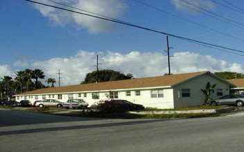 1706 NE Dixie Hwy in Fort Lauderdale, FL - Building Photo - Building Photo