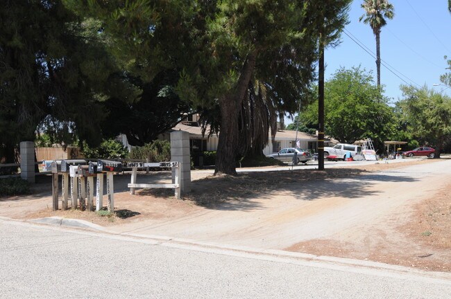 28055-28085 Washington Ave in Winchester, CA - Foto de edificio - Building Photo