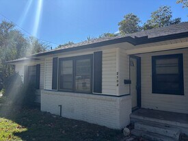 2104 N Alexander St in Sherman, TX - Building Photo