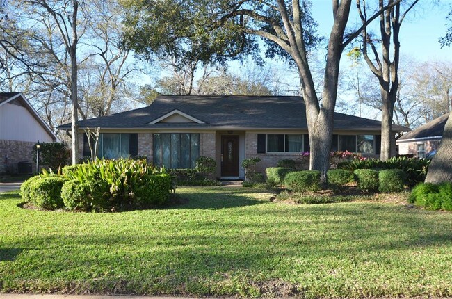 property at 13722 Lynnwood Ln