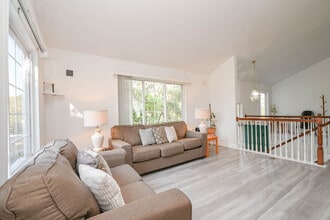 714 S Rosehall Ln in Round Lake, IL - Building Photo - Building Photo