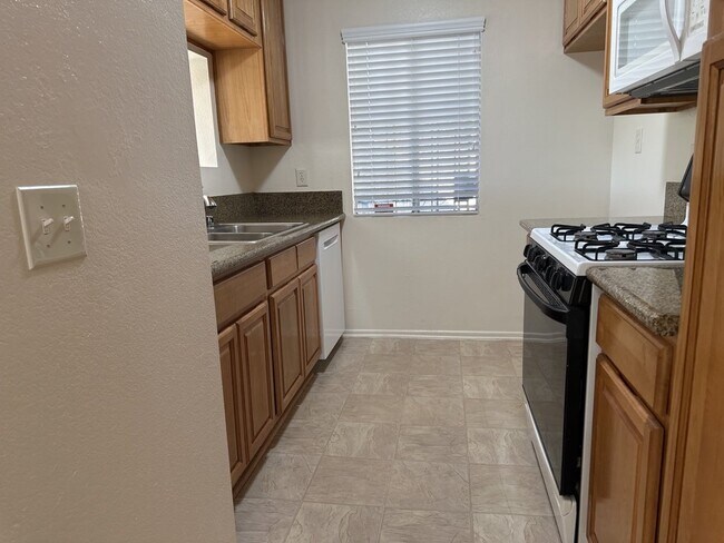 7010 John Dr, Unit B in Riverside, CA - Building Photo - Building Photo