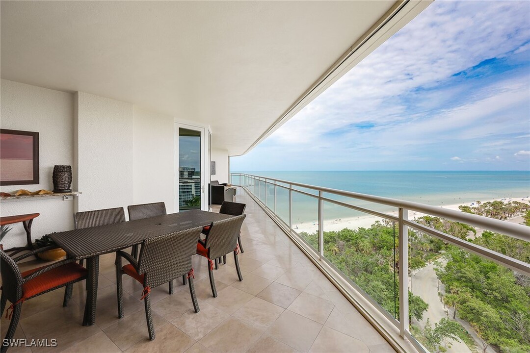 11125 Gulf Shore Dr in Naples, FL - Building Photo