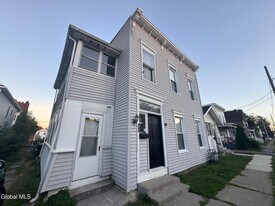 577 6th Ave in Watervliet, NY - Building Photo