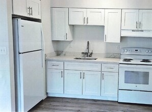 Fairway Manor Senior Rental Apartments 55+ in Patchogue, NY - Foto de edificio - Building Photo