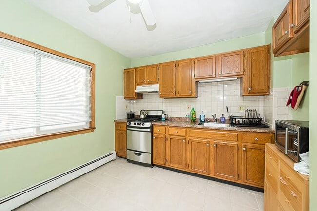 585 Somerville Ave, Unit A in Somerville, MA - Foto de edificio - Building Photo